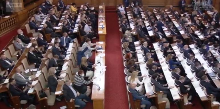 ГЕРБ скандират в зала: Мутри вън! /ОБНОВЕНА/